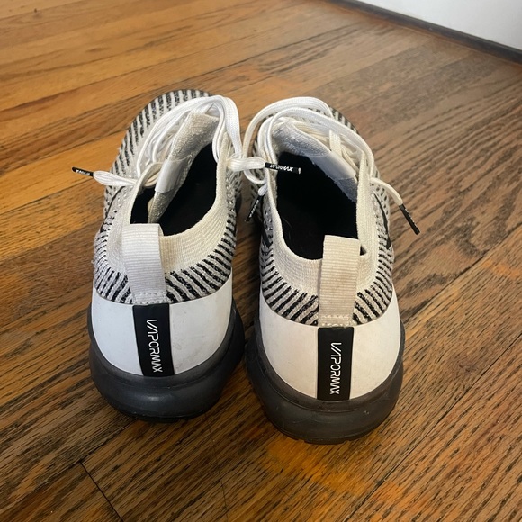 Nike Zebra Vapormax shoe in good condition. Free shipping. Comes with box. - Picture 3 of 4